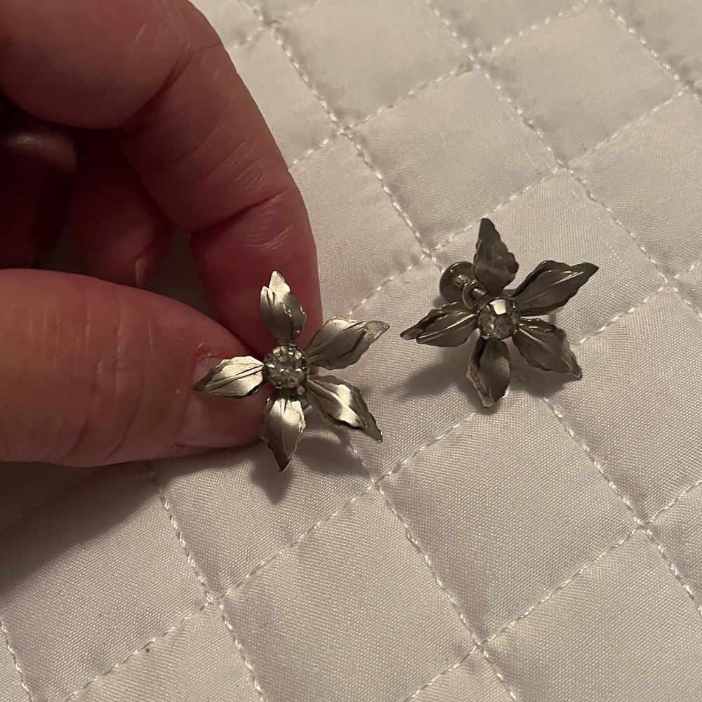 Vintage Screw back Silver Floral Earrings